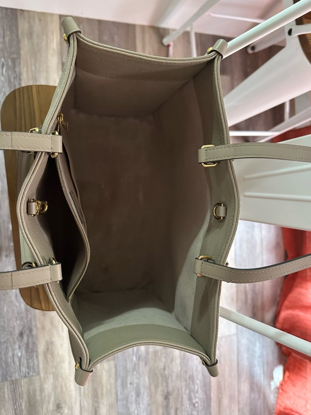 Louis Vuitton Onthego MM.  LV Light Beige Embossed Leather Tote - Picture 8 of 9